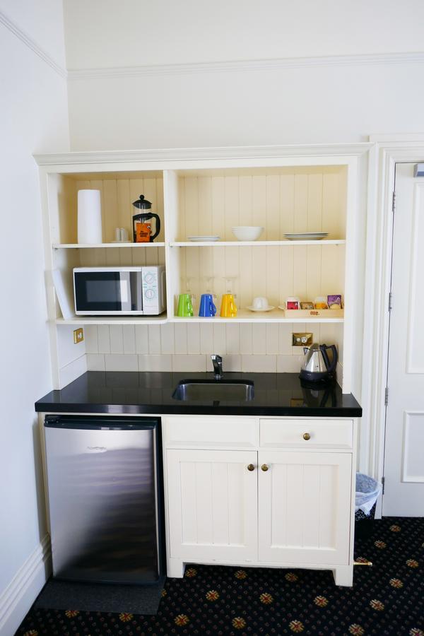 Studio suite with separate single bedroom